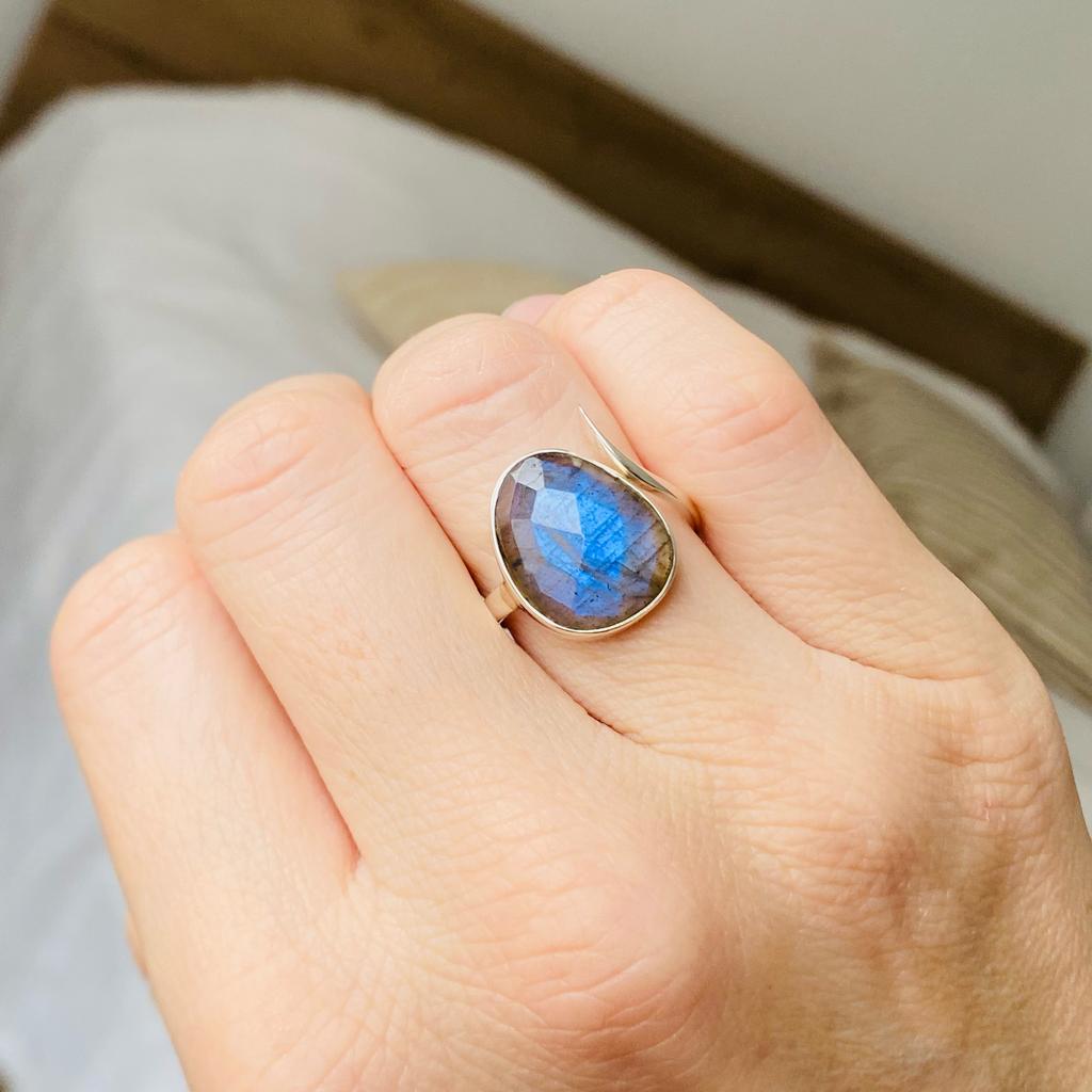 Кольцо с лабрадоритом