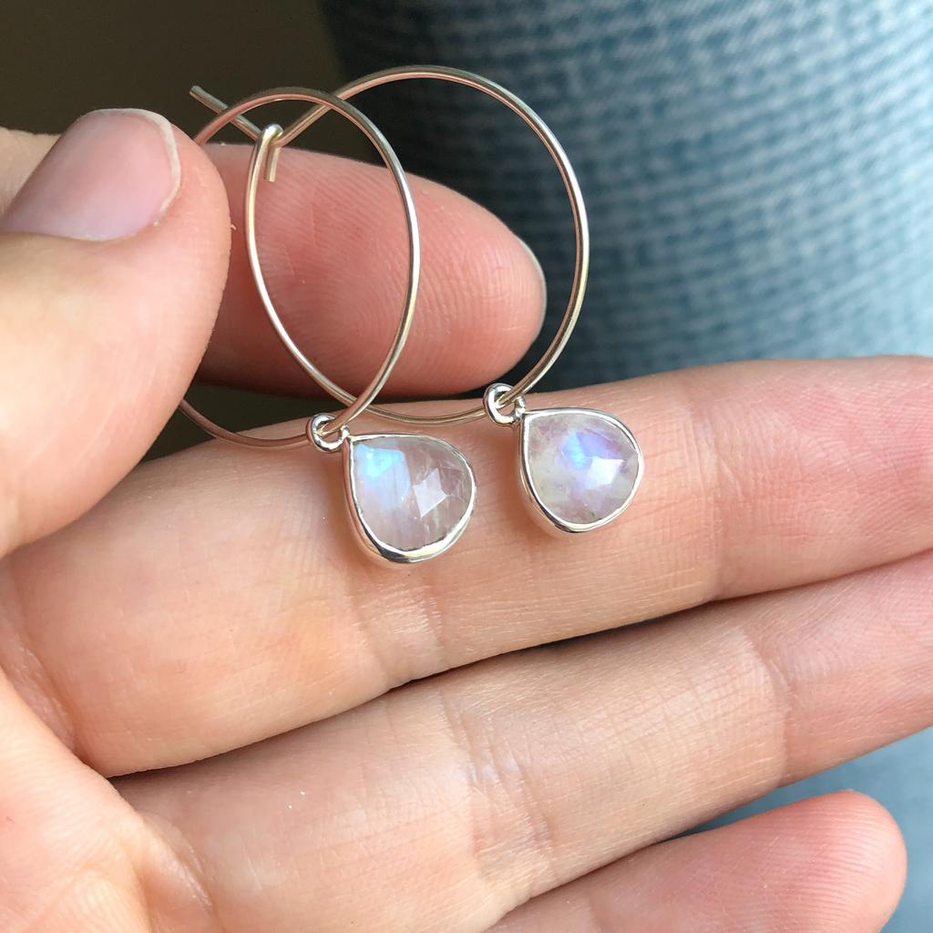 Серьги-кольца  с лунным камнем