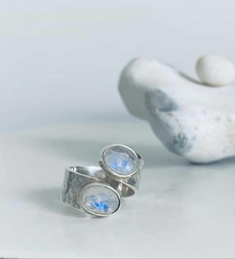 Широкое кольцо с лунными камнями