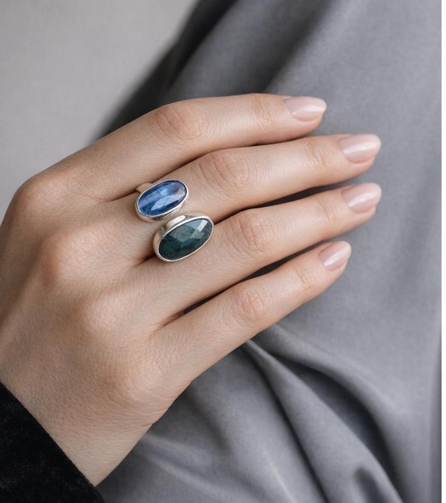 кольцо с кианитом и раф-изумрудом