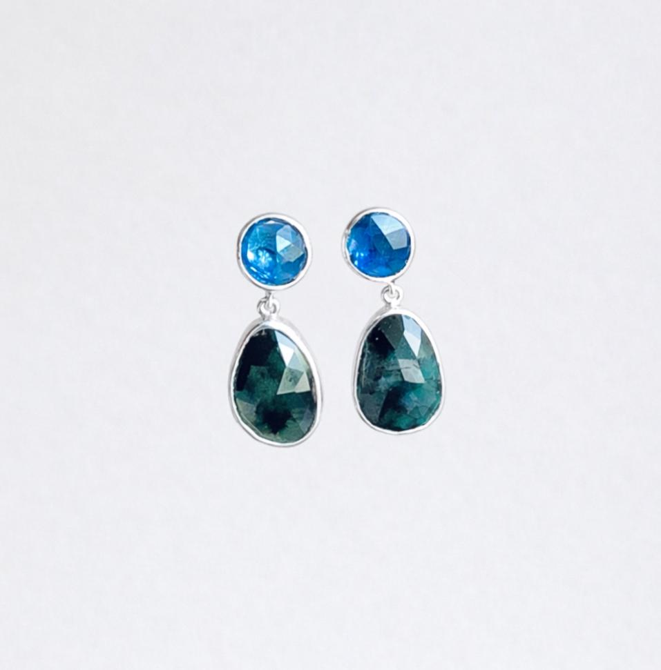 Серьги с  кианитом и раф изумрудом