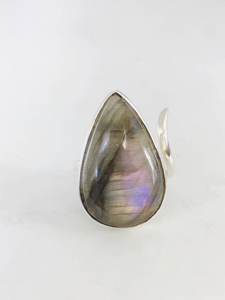 Bague en argent avec labradorite