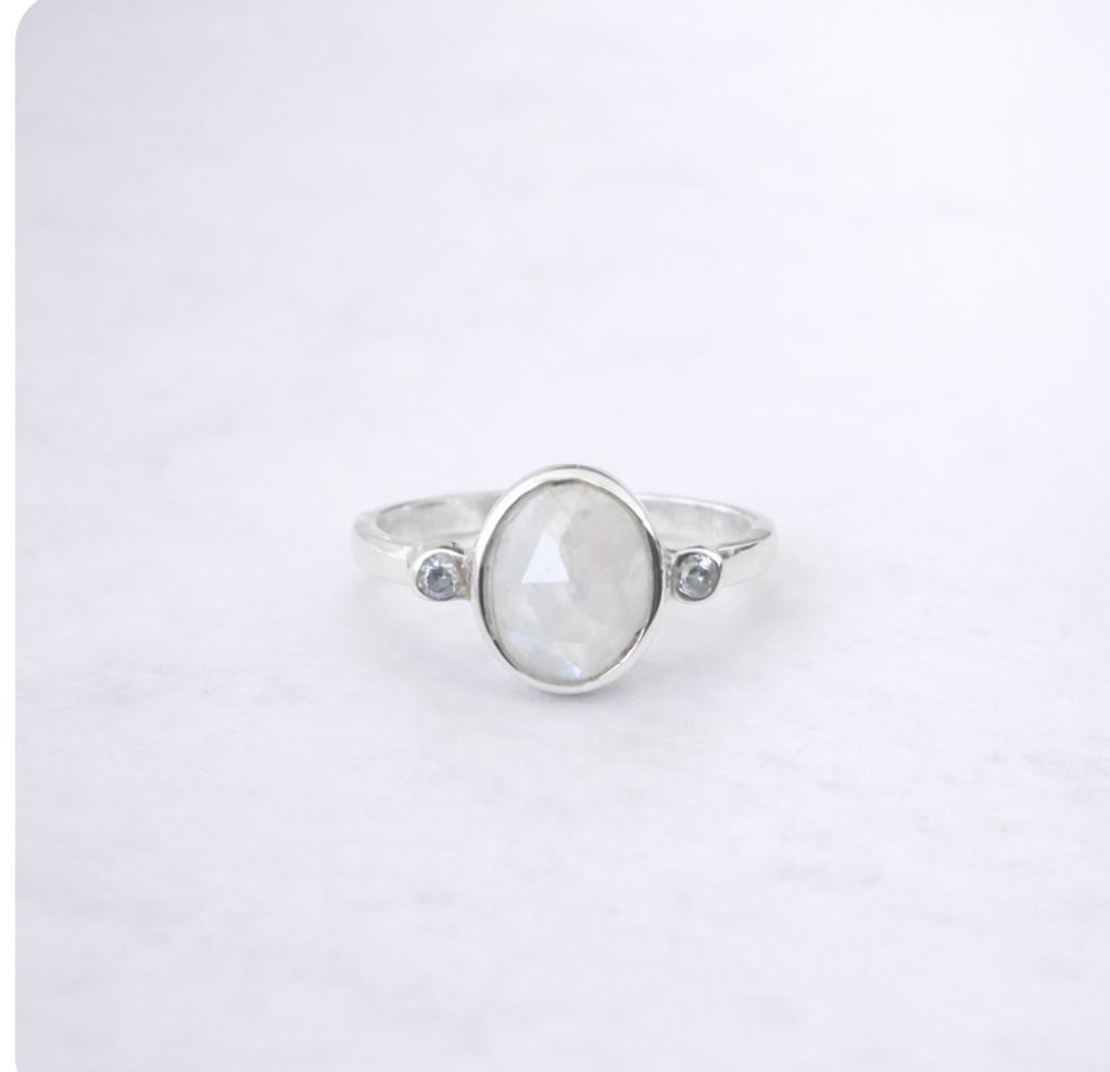 Bague pierre de lune et zircons