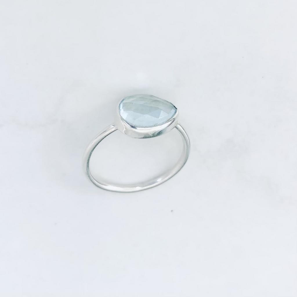 Bague topaze bleue facete