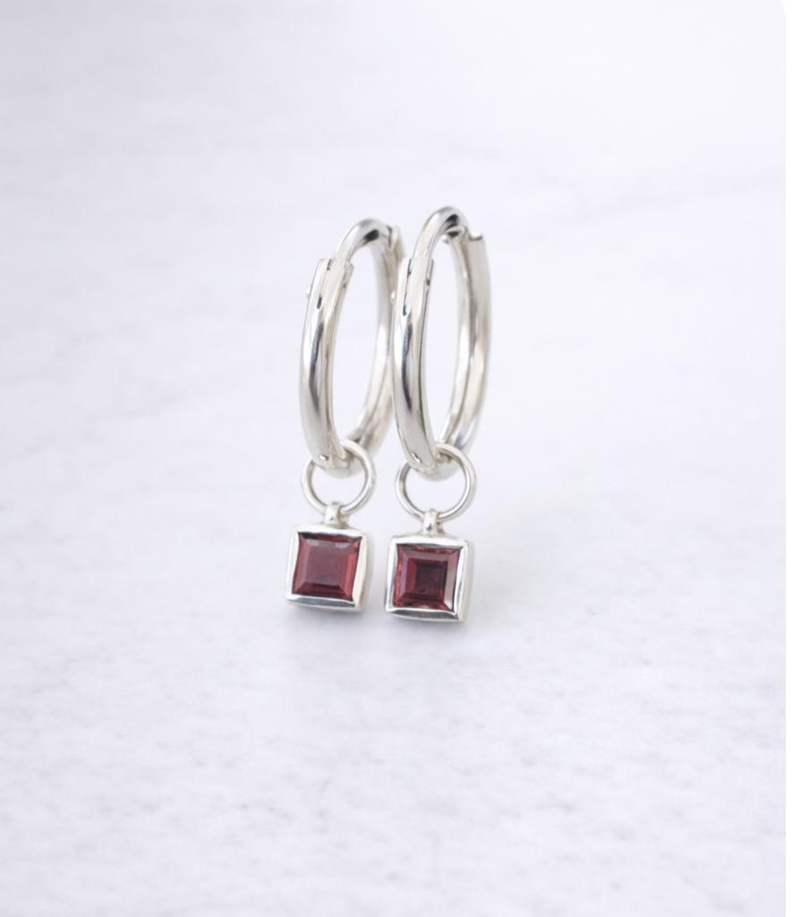 Boucles d'oreilles grenat.