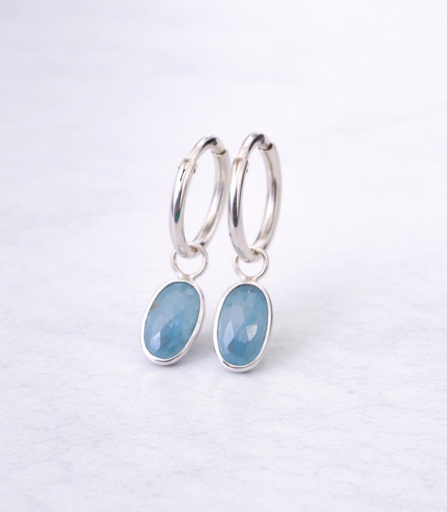 Boucles d'oreilles en saphir opaque bleu