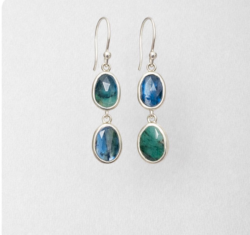 Boucles d’oreilles avec kyanite et émeraude opaque