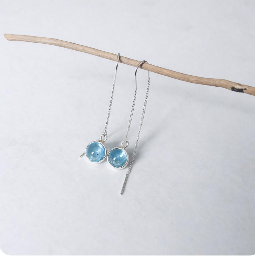 Boucles d’oreilles-chaîne avec topaze bleue