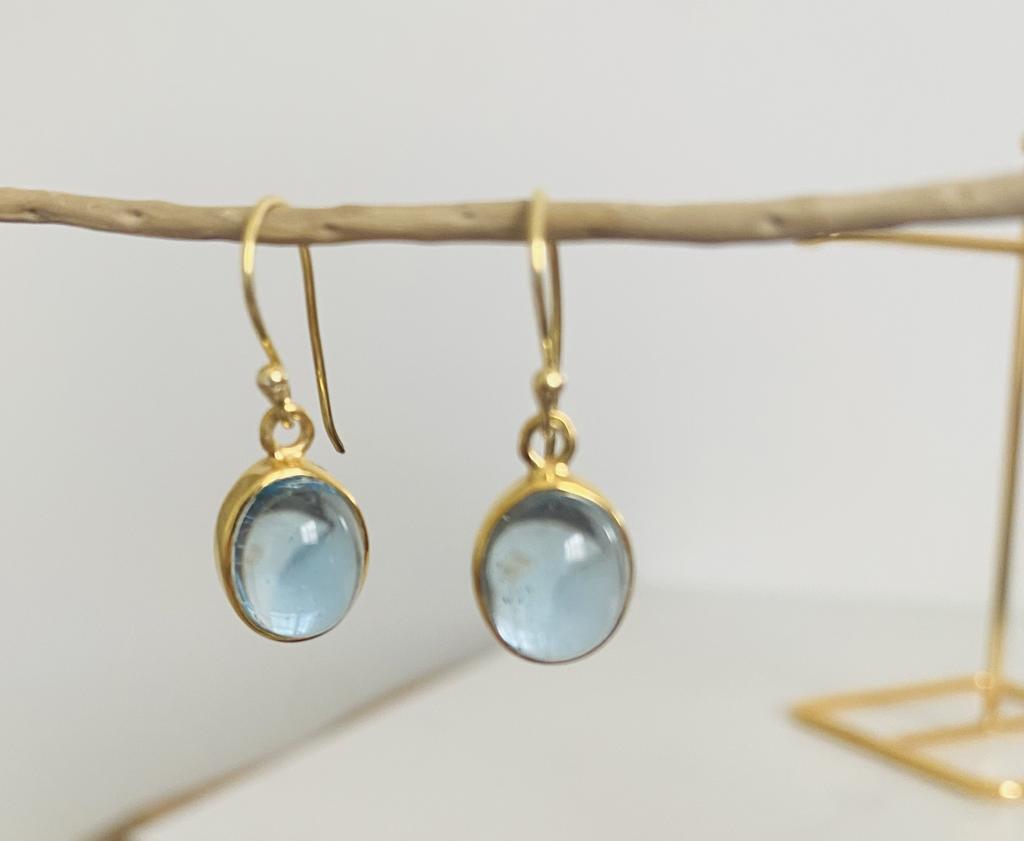 Boucles d’oreilles en argent doré avec topaze bleue