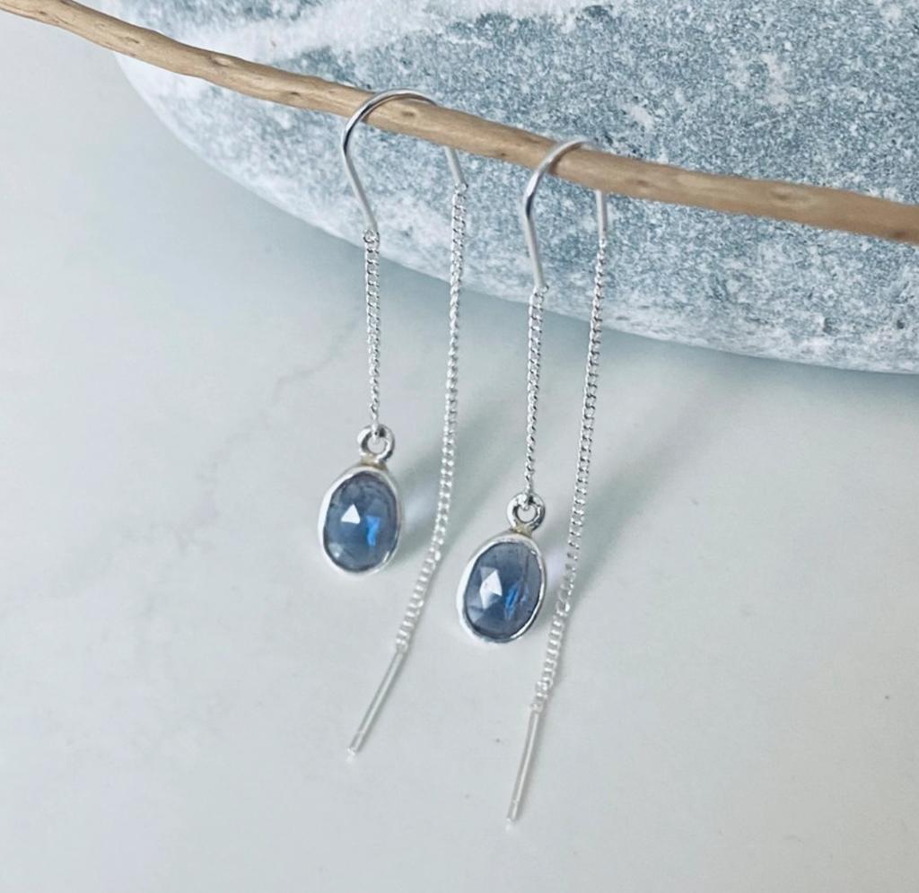 Boucles d’oreilles chaîne avec iolite