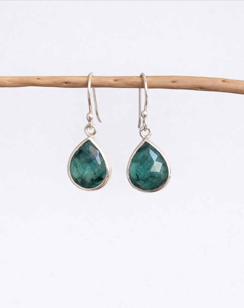 Boucles d’oreilles en argent avec émeraude opaque