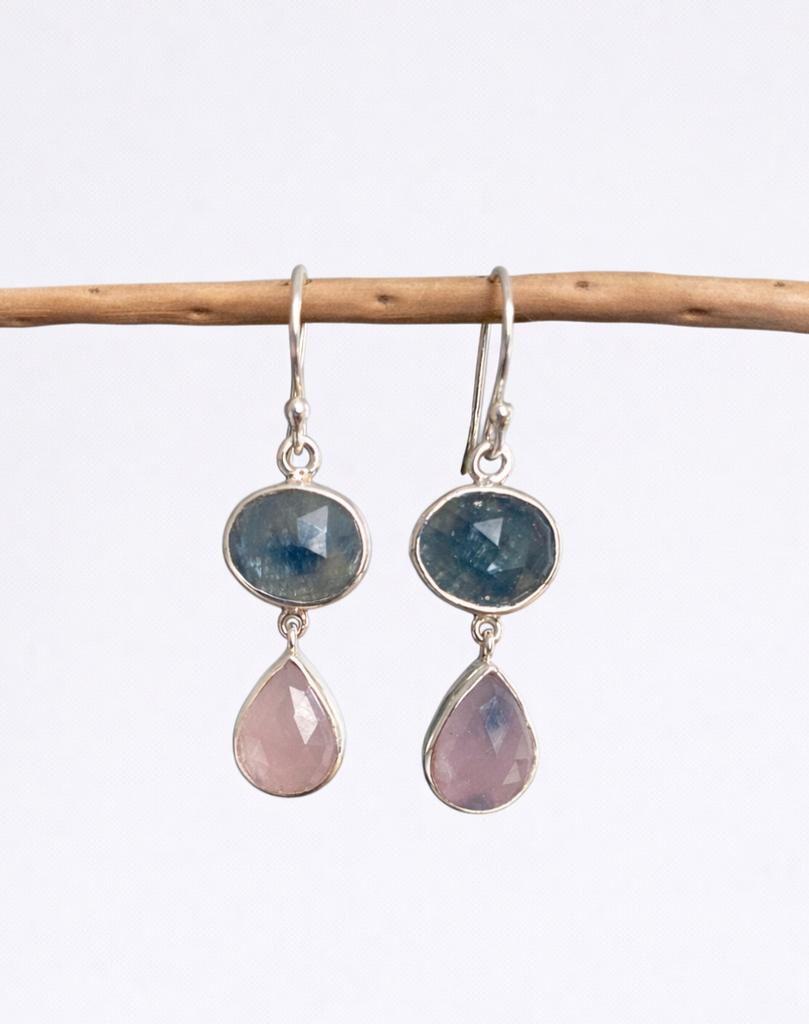 Boucles d’oreilles en argent avec saphirs opaques rose-beige et bleu