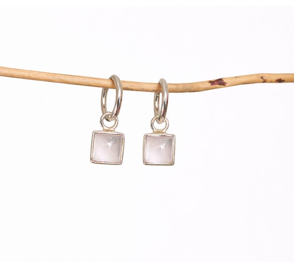 Boucles d’oreilles créoles avec quartz rose carré