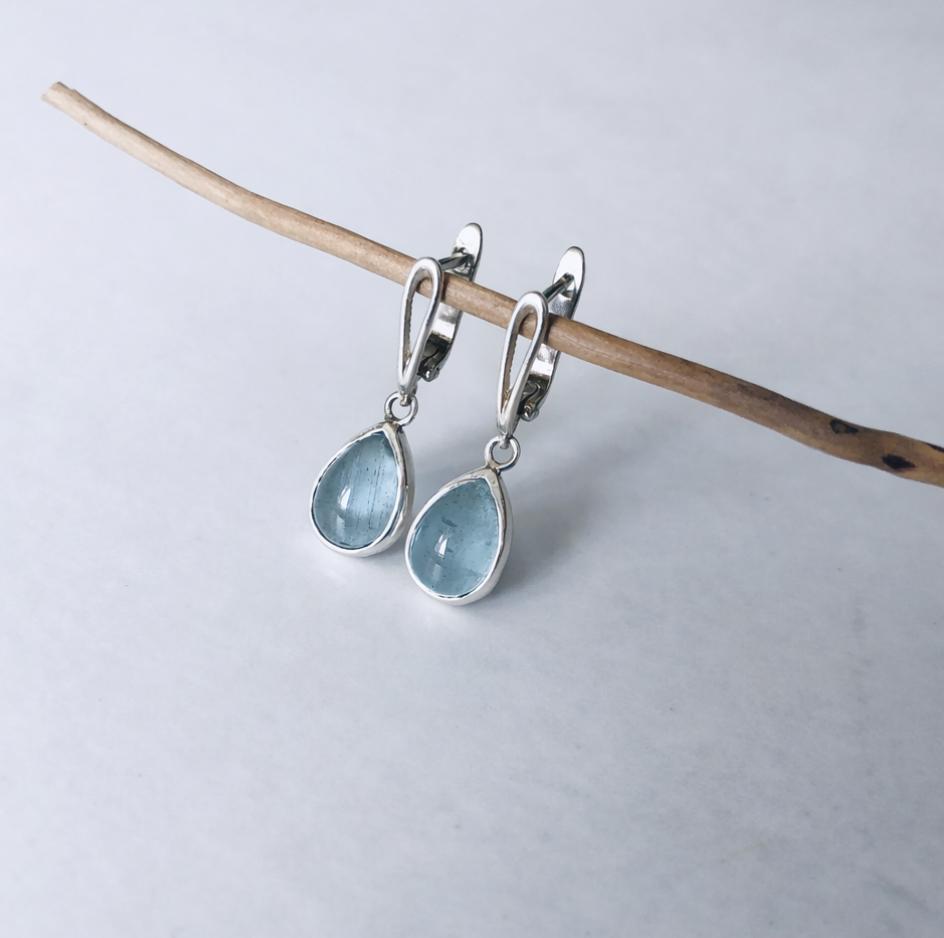 Boucles d’oreilles en argent avec aquamarine cabochon goutte