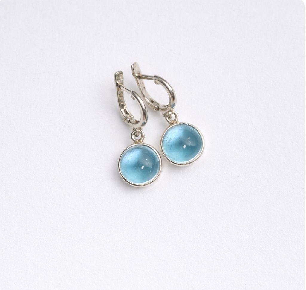 Boucles d’oreilles en argent avec topaze bleue cabochon