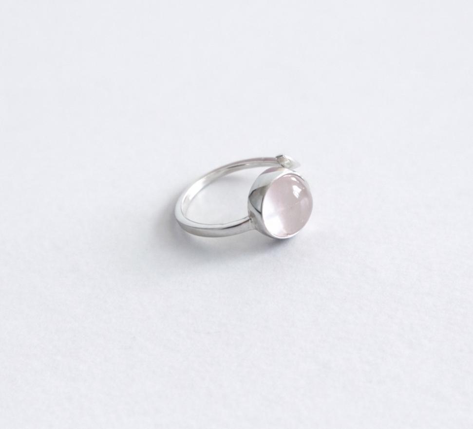 Bague en argent avec quartz rose cabochon rond
