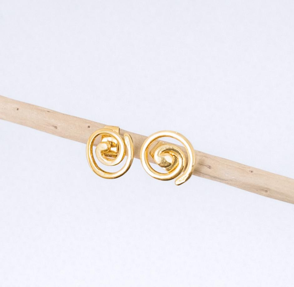 Boucles d’oreilles puces “Coquillage” en argent doré