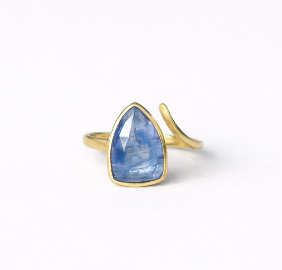 Bague en argent doré avec cyanite