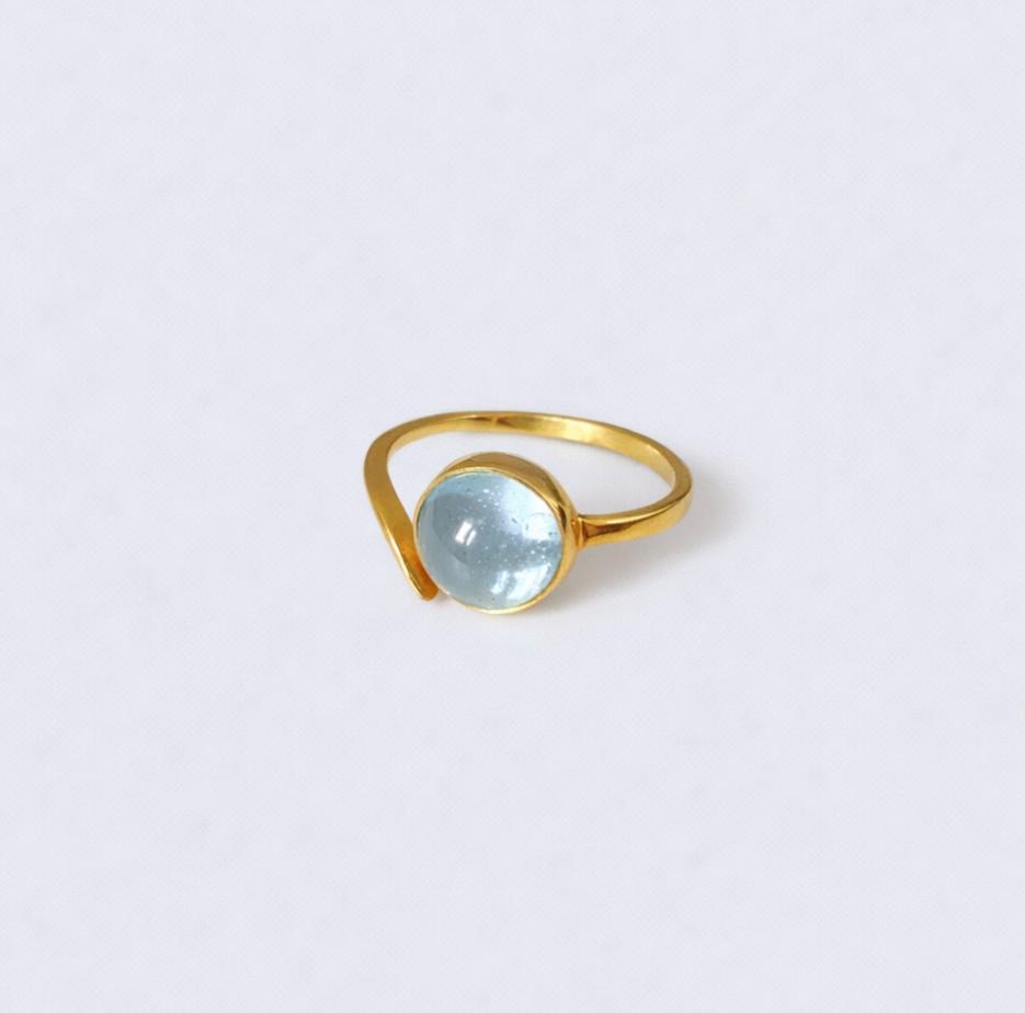 Bague en argent doré avec aigue-marine naturelle ronde 10 mm – taille ajustable (base 54)