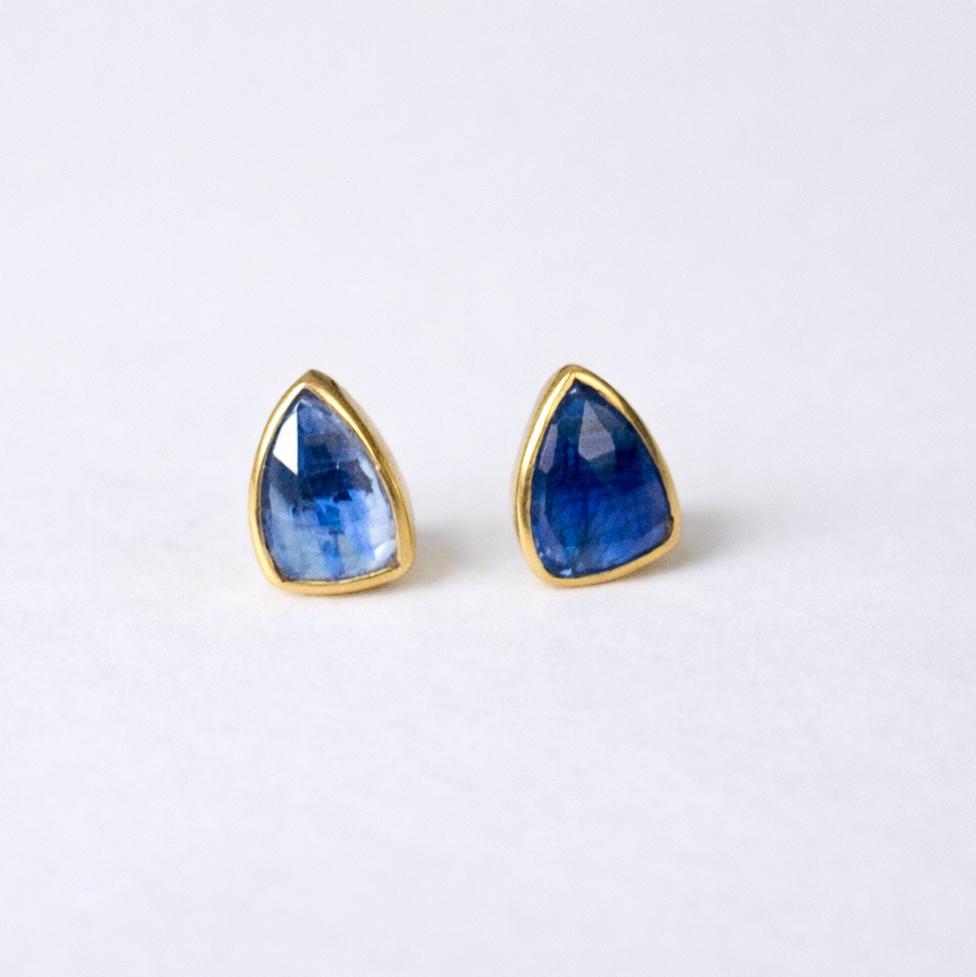 Boucles d’oreilles clous en argent doré avec cyanite naturelle triangulaire – 11 × 9 mm