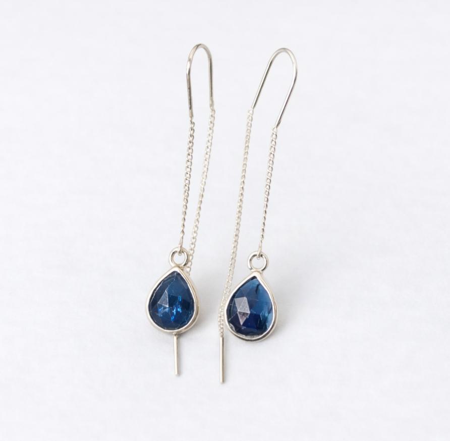 Boucles d’oreilles pendantes en argent avec cyanite naturelle en gouttes – longueur 10 cm