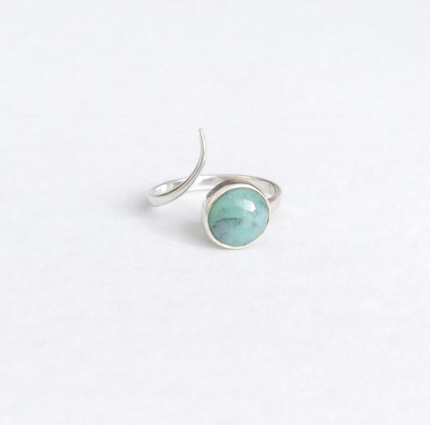 Bague en argent avec émeraude naturelle opaque ronde 10 mm – taille ajustable (base 55)