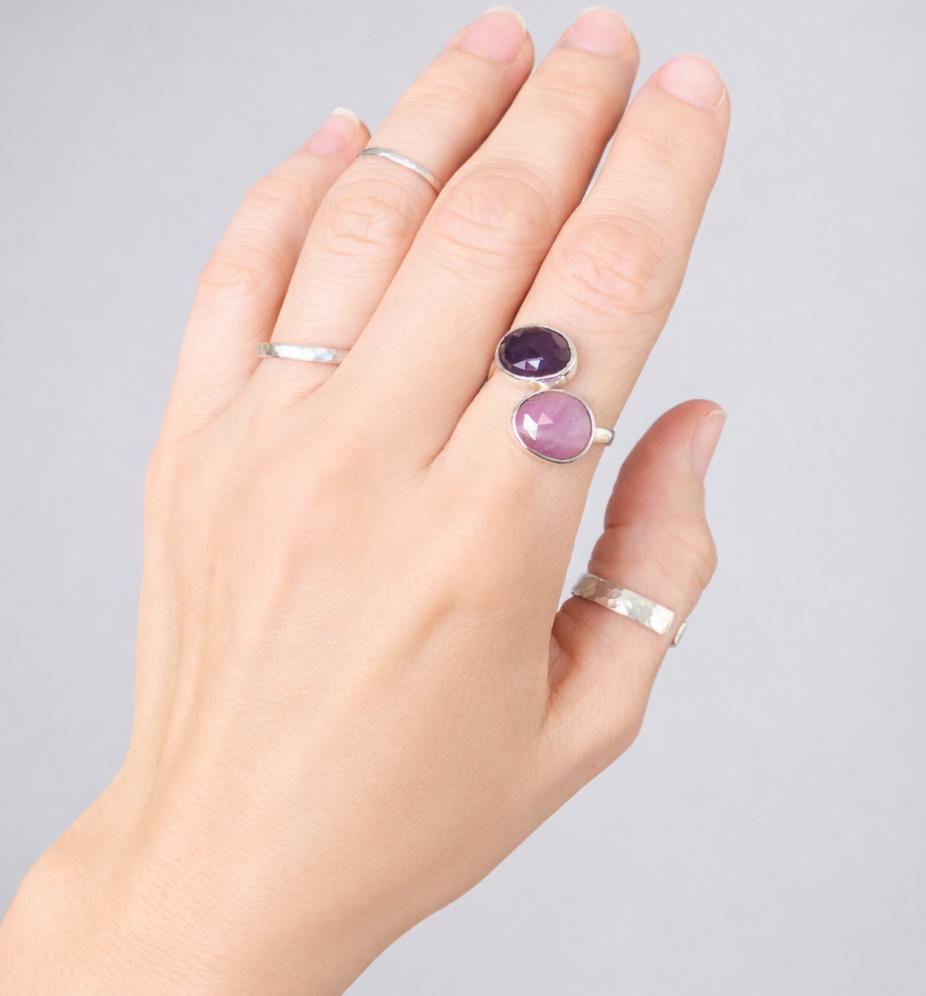 Bague en argent avec saphir rose opaque facetté – taille ajustable, pièce unique