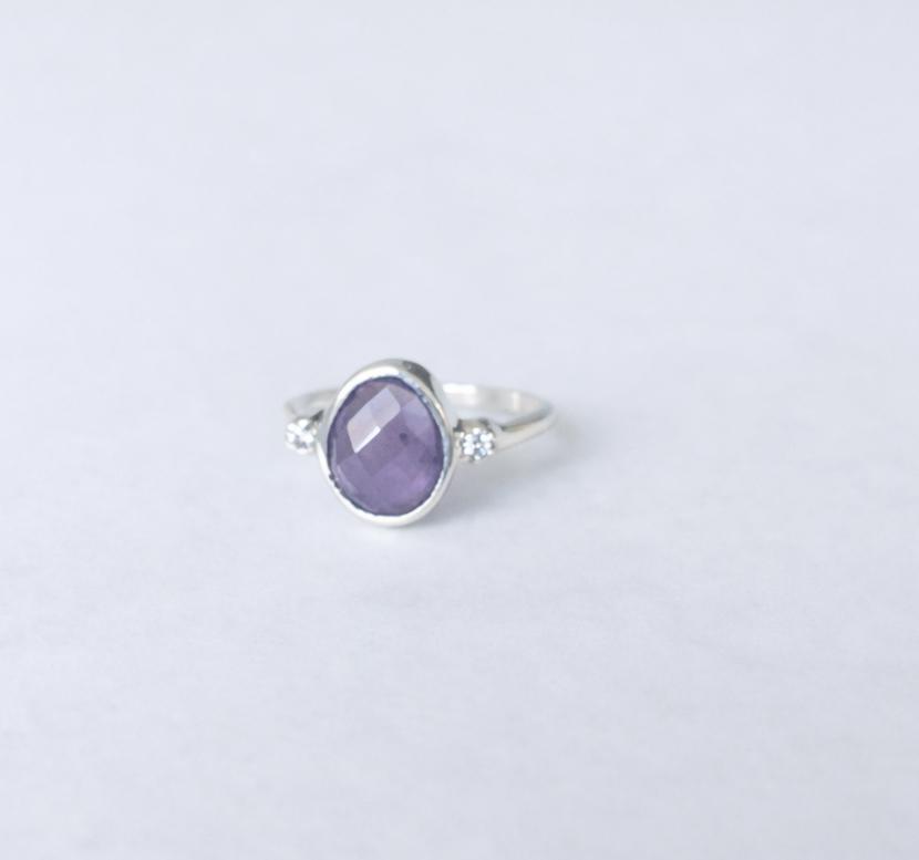 Bague en argent avec améthyste naturelle facettée et zircons – taille 54, pièce unique