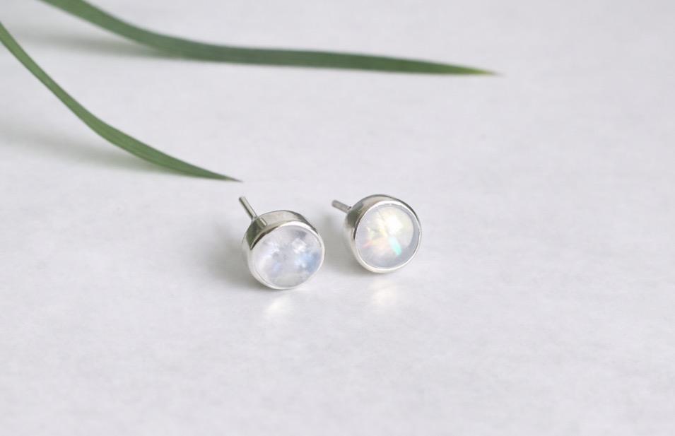 Boucles d’oreilles clous avec pierre de lune naturelle 9 mm – argent 925, pièce unique