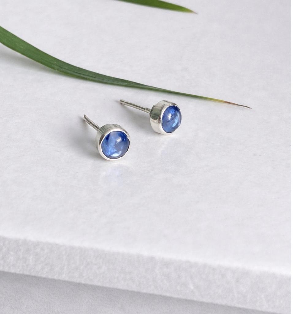 Boucles d’oreilles clous avec cyanite naturelle 6 mm