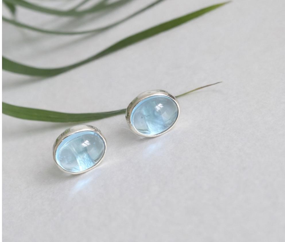 Boucles d’oreilles clous avec topaze bleue cabochon