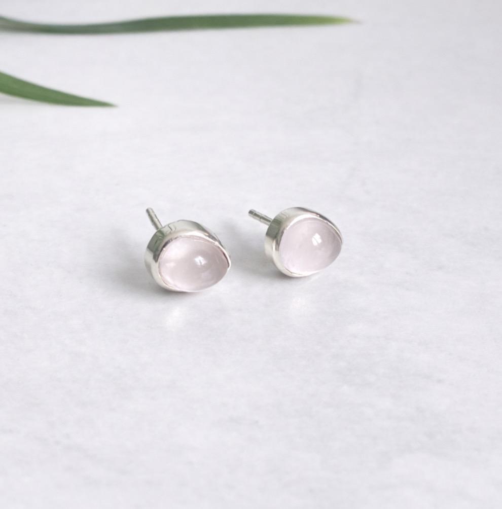 Boucles d’oreilles clous avec quartz rose naturel cabochon goutte