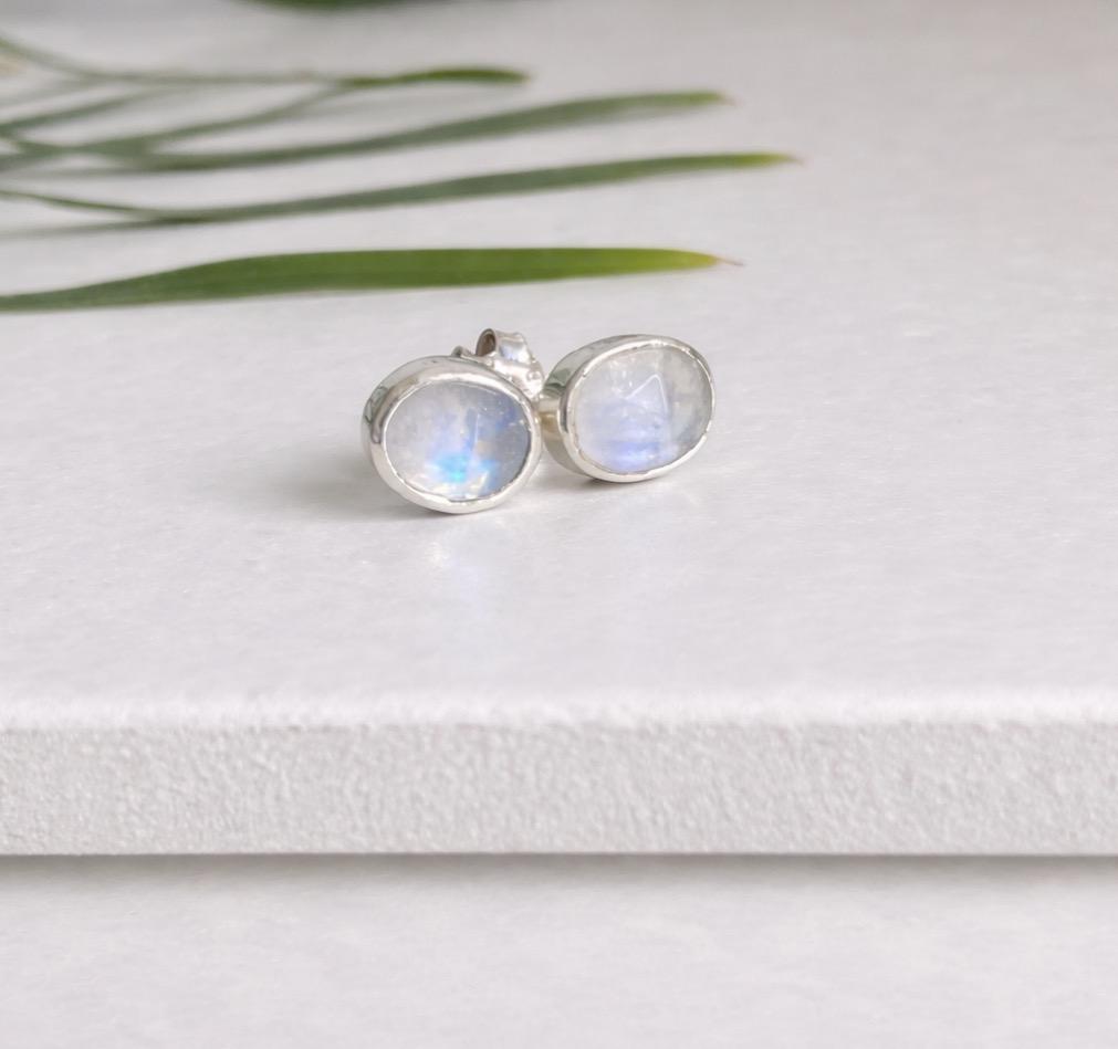 Boucles d’oreilles clous avec pierre de lune naturelle facettée
