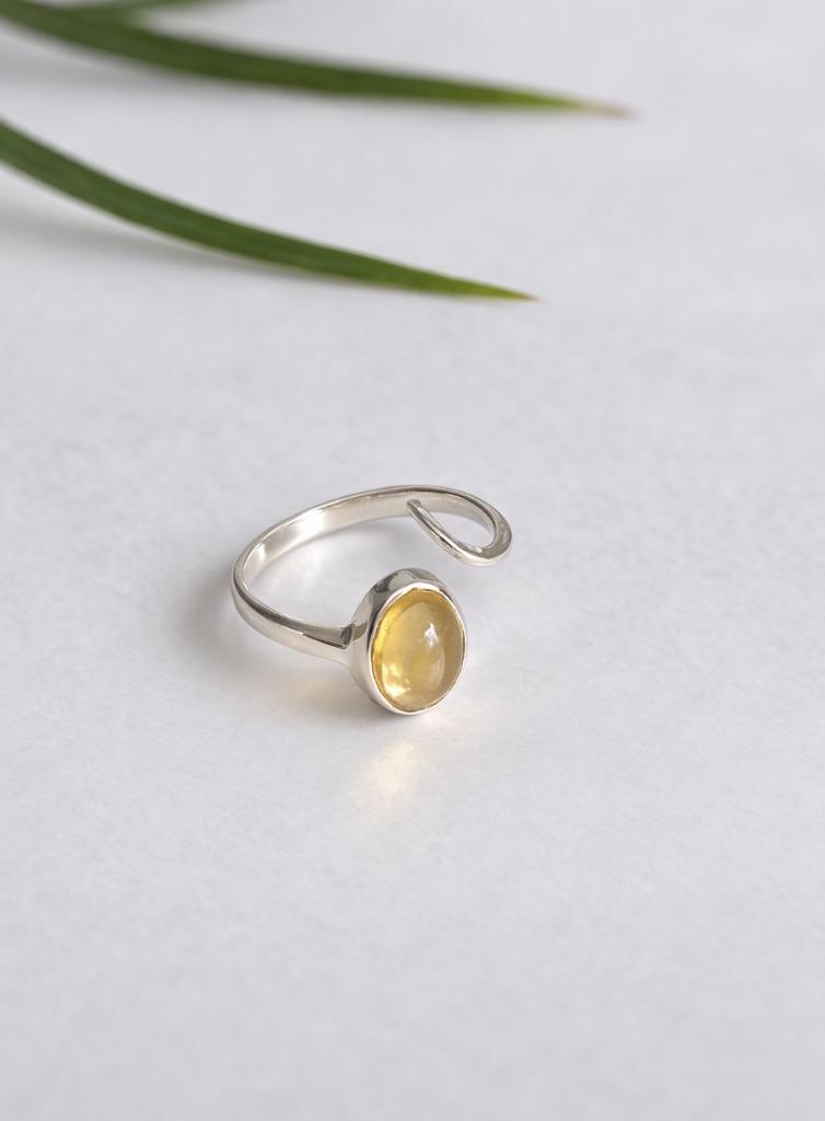Bague minimaliste avec citrine naturelle cabochon ovale
