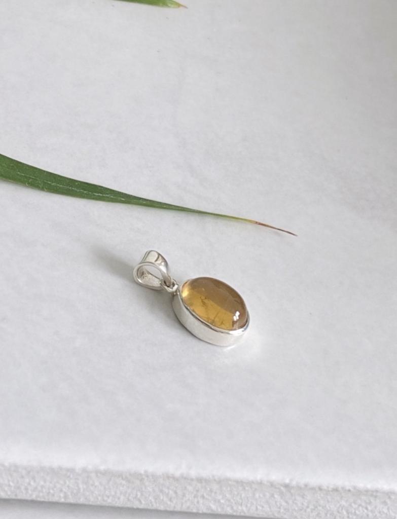Pendentif minimaliste avec citrine naturelle cabochon ovale