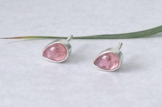 Boucles d’oreilles clous avec tourmaline rose naturelle cabochon
