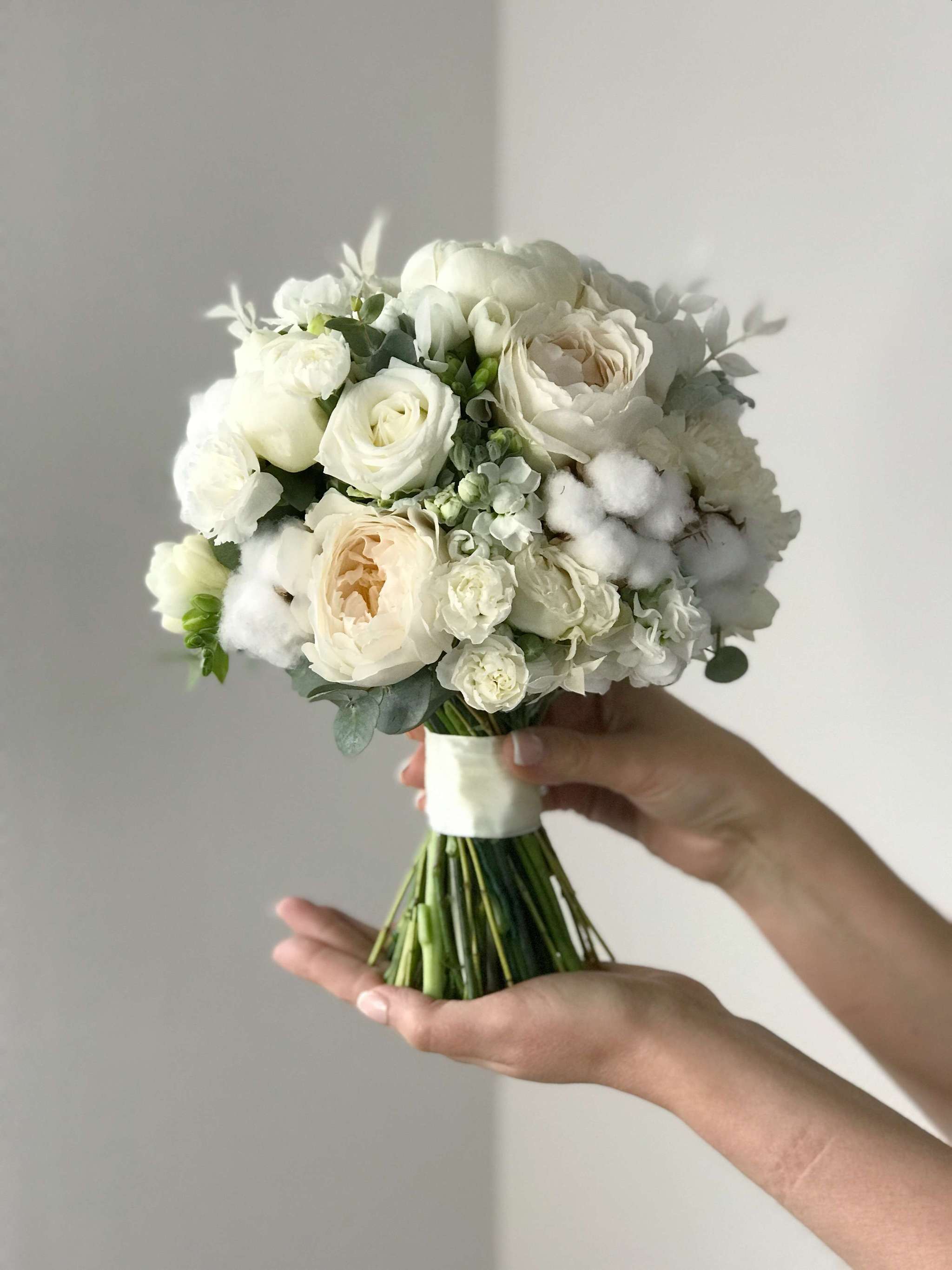 Букеты на свадьбу маленькие. Букет невесты пионовидные розы белые. Монобукет - эустома. Свадебный букет гипсофила и эустома.