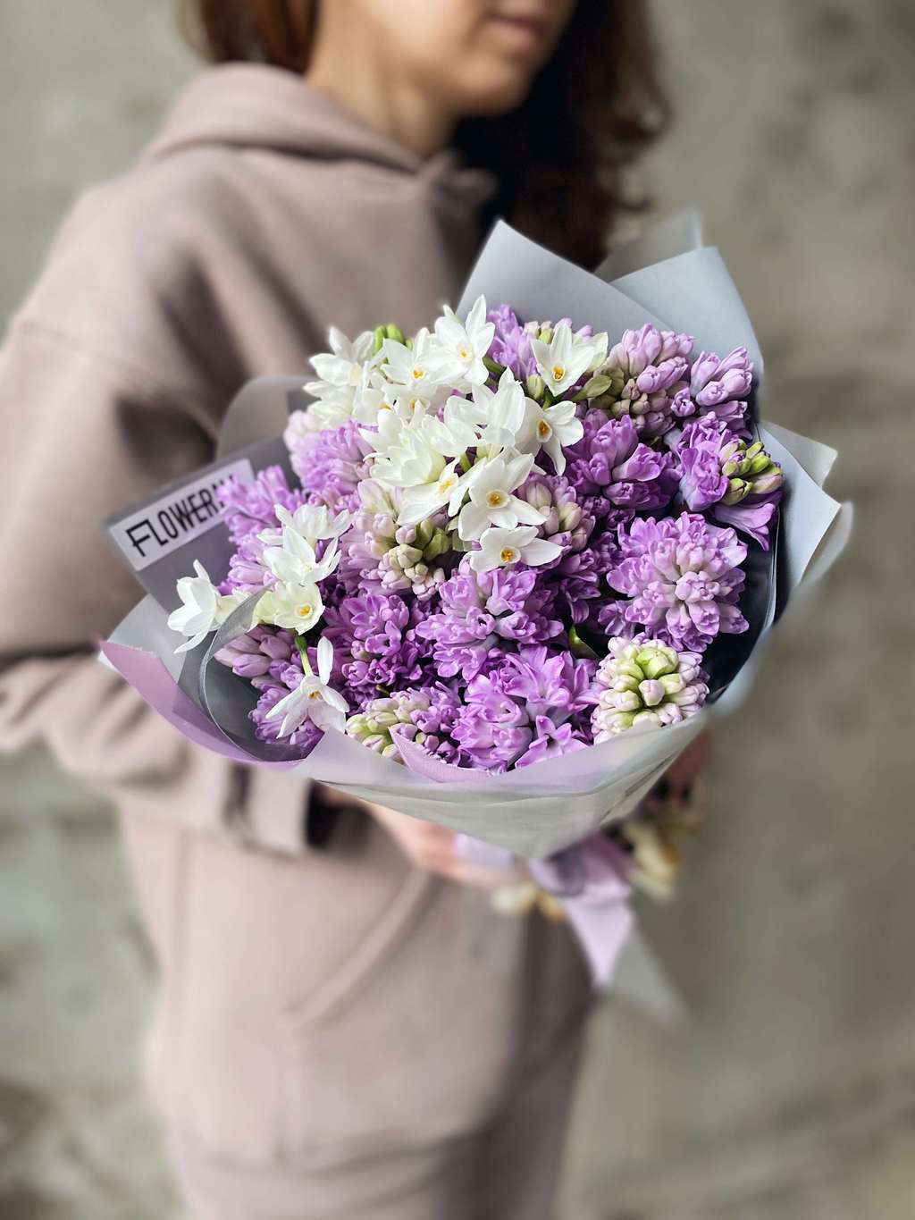 Дуо-букет ранункулюсы и сирень с эвкалиптом - купить в Москве | Flowerna