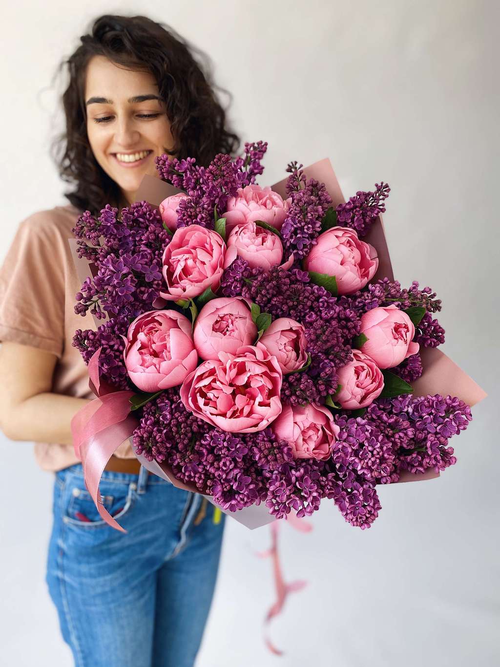 Дуо-букет ранункулюсы и сирень с эвкалиптом - купить в Москве | Flowerna