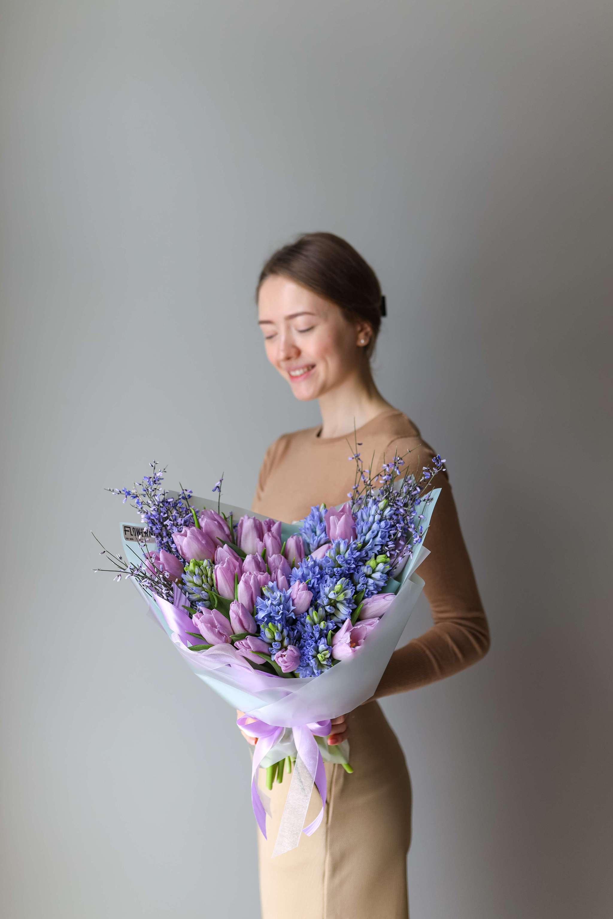 Весенние цветы в вазе - заказать доставку цветов в Москве от Leto Flowers