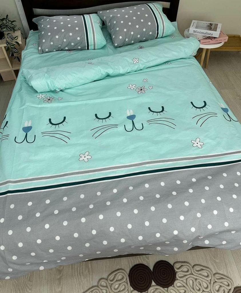 дитяча постільна білизна з котиком на бірюзовом фоні в поєднанні з сірим у горошок