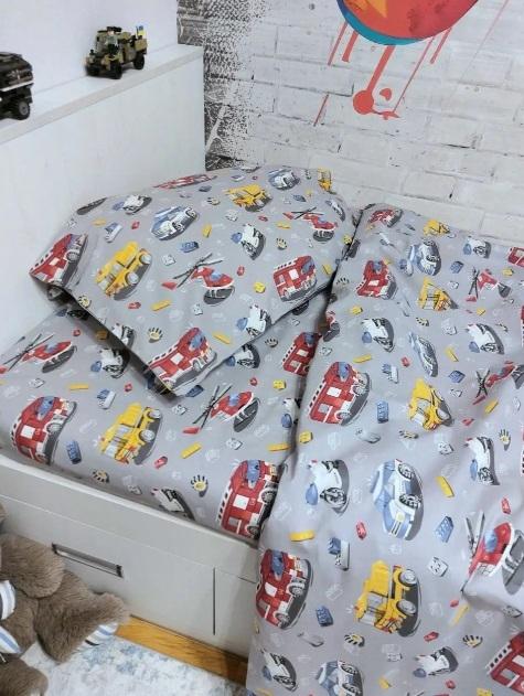 дитяча постільна білизна зі спецтранспортом на сірому фоні: пожарна машина, спецтехніка фото 1