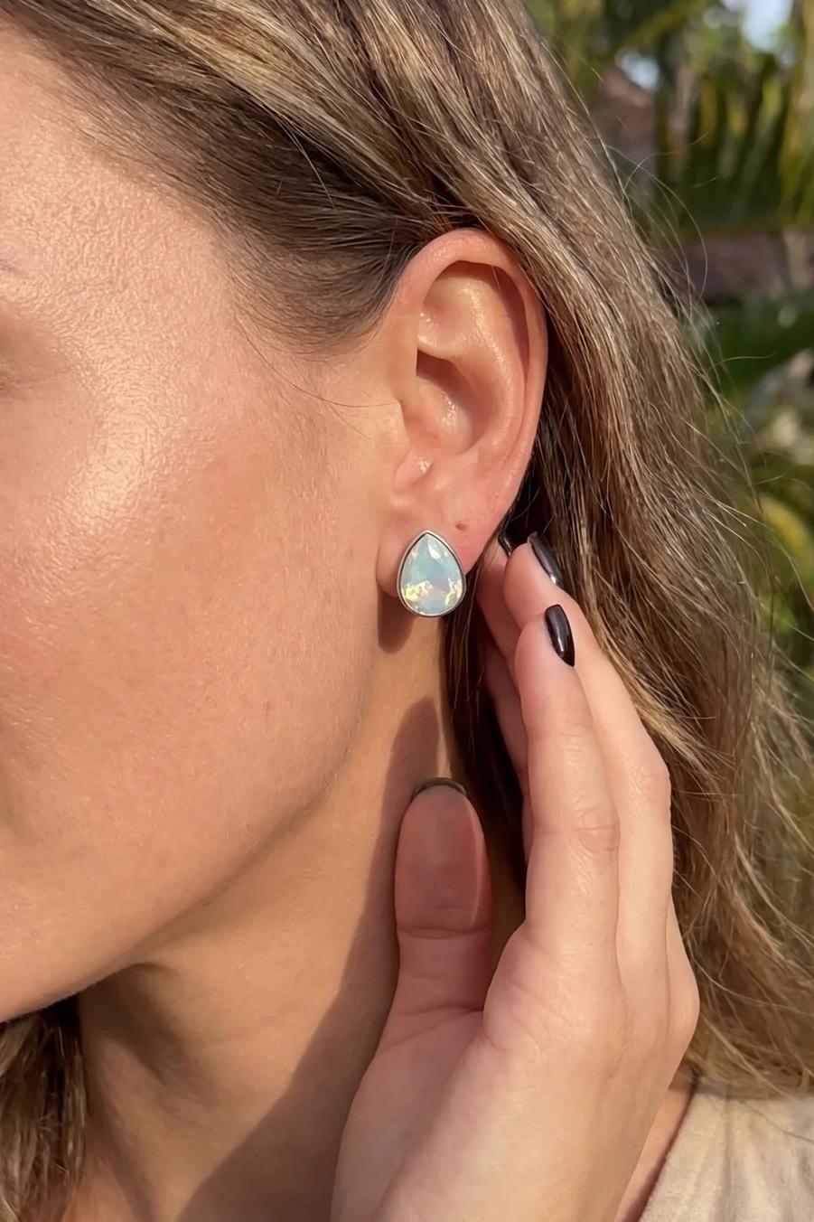 Orecchini Milk Aura con cristallo Swarovski azzurro indossati da modella