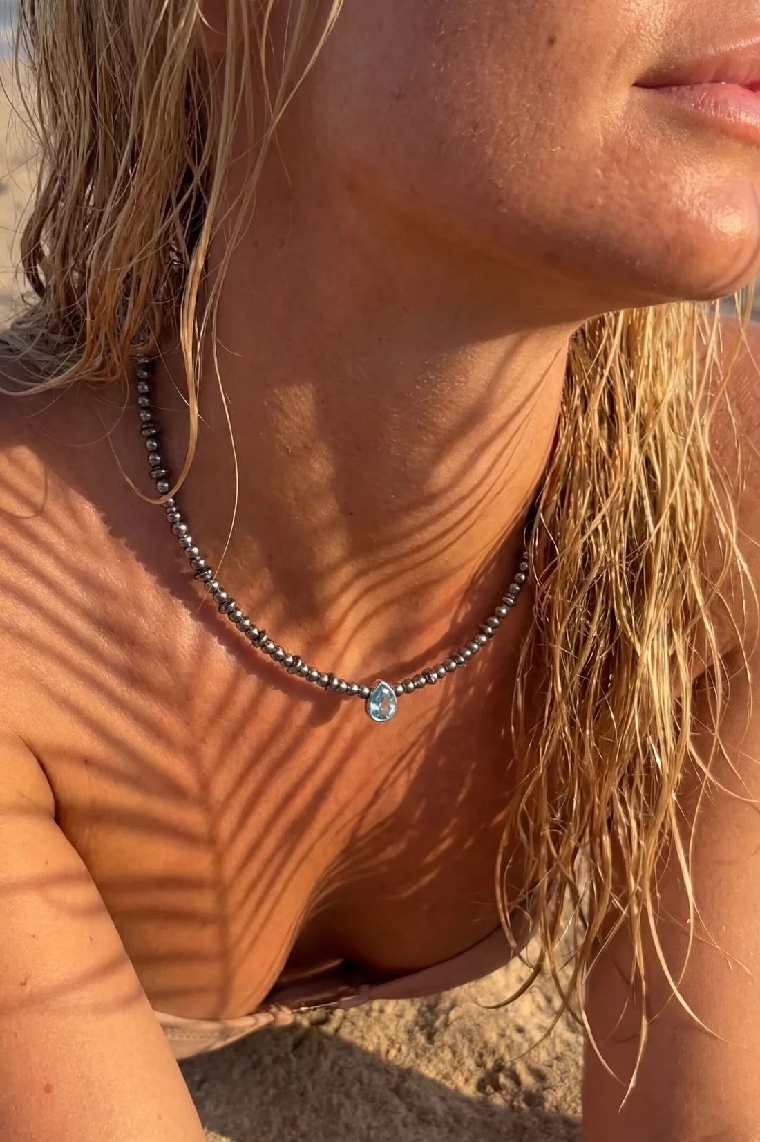 Choker Blue Lagoon Aura con cristallo Swarovski indossato