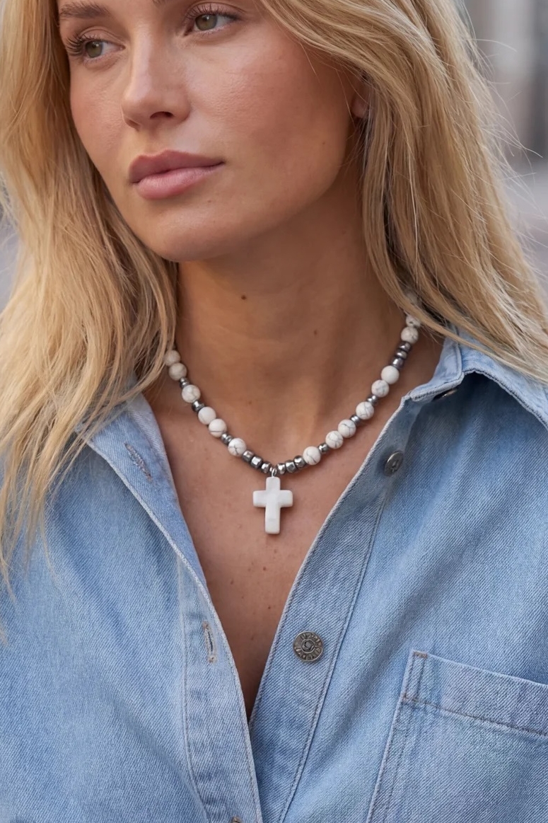 Collana Cross Stone con perle di howlite a croce