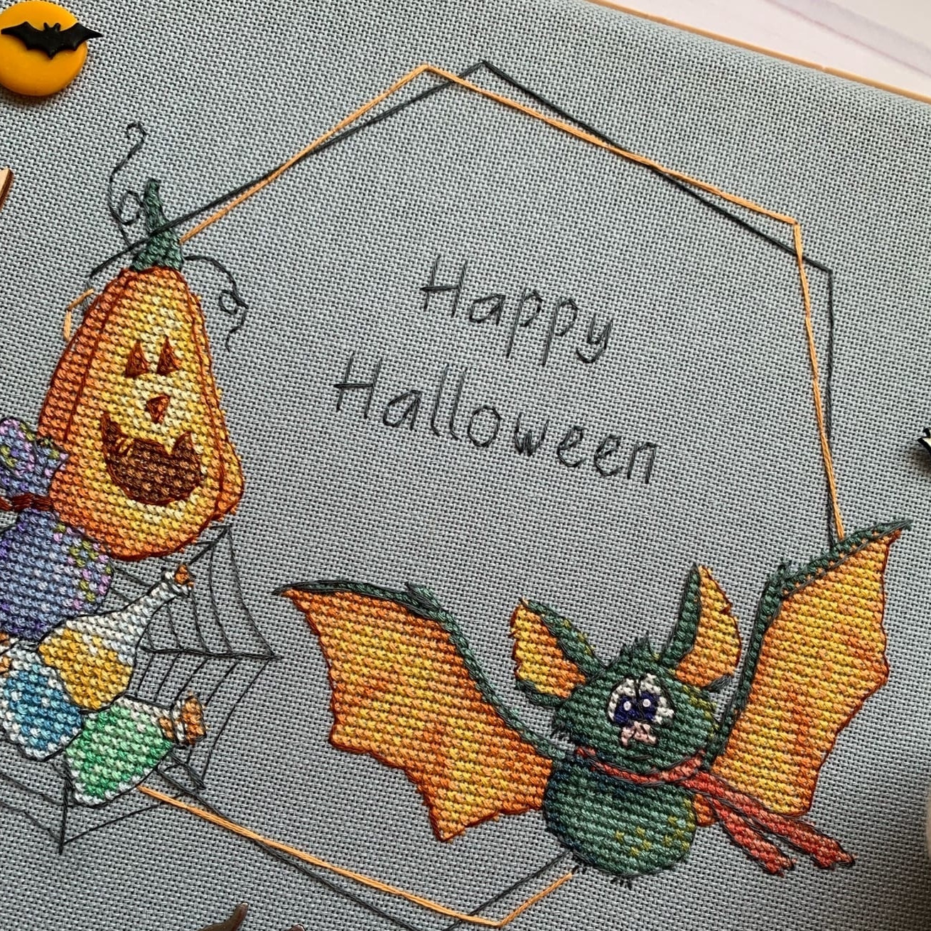 Happy Halloween wreath - cross stitch pattern
