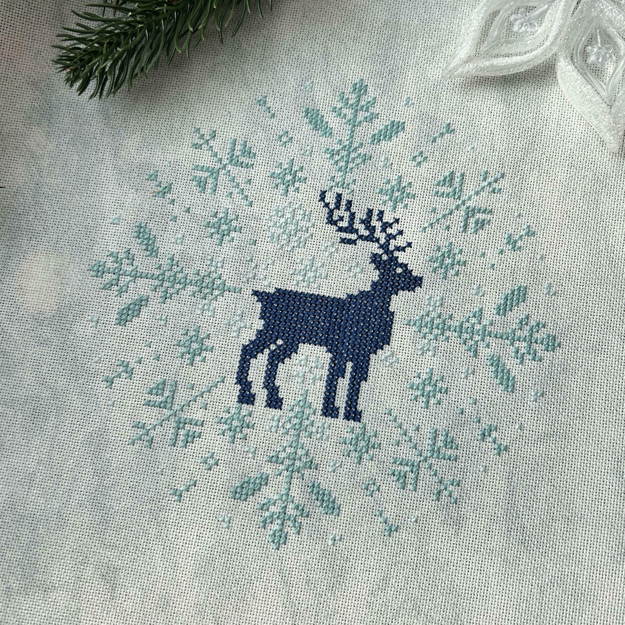 Deer snowflake - cross stitch pattern