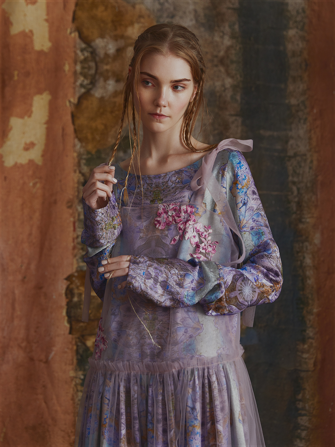 Шелковое платье с удлиненными рукавами/ Silk dress with long sleeves