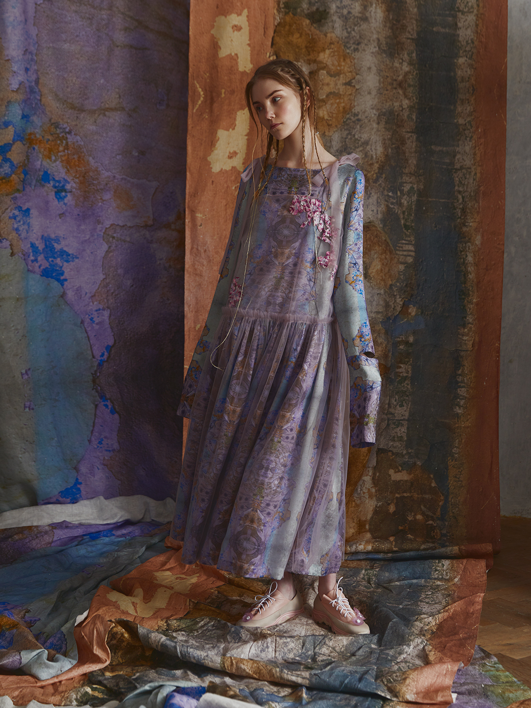 Шелковое платье с удлиненными рукавами/ Silk dress with long sleeves