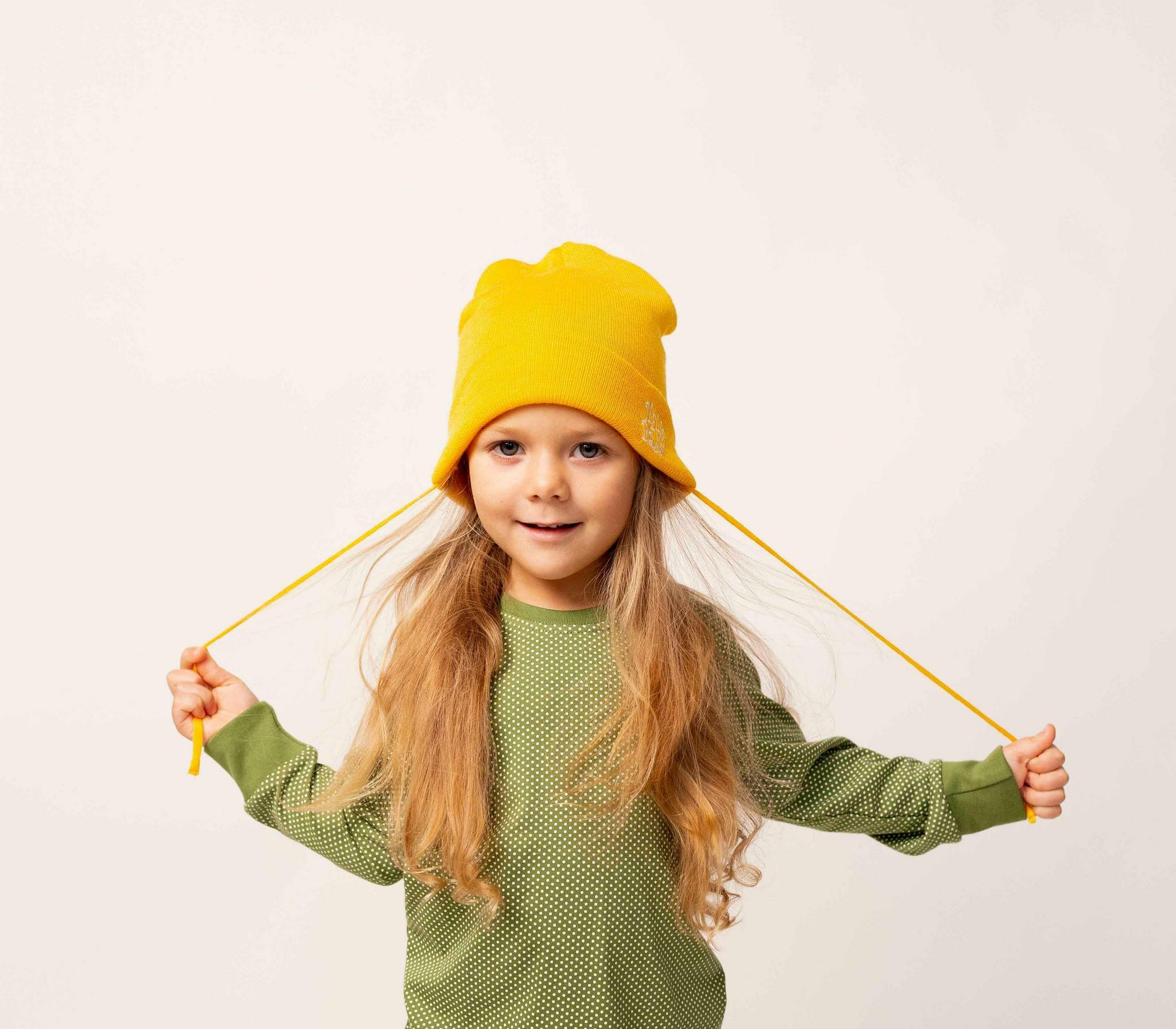 Вязаная шапочка на завязках с помпоном, Тёплый беж купить в интернет-магазине BabyShowRoom
